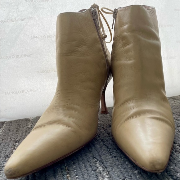 Monolo Blahnik cream color boots, size 9 US, Handmade in Italy. Comfy 3” heel. - Picture 13 of 16